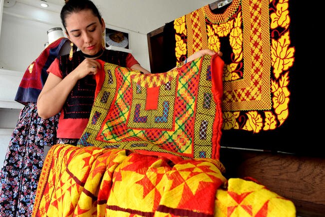 Van contra las telas pirata en Juchitán, Oaxaca