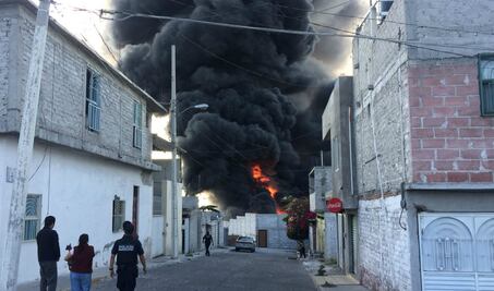 Arde bodega en Jardines del Cimatario, había contenedores de combustible