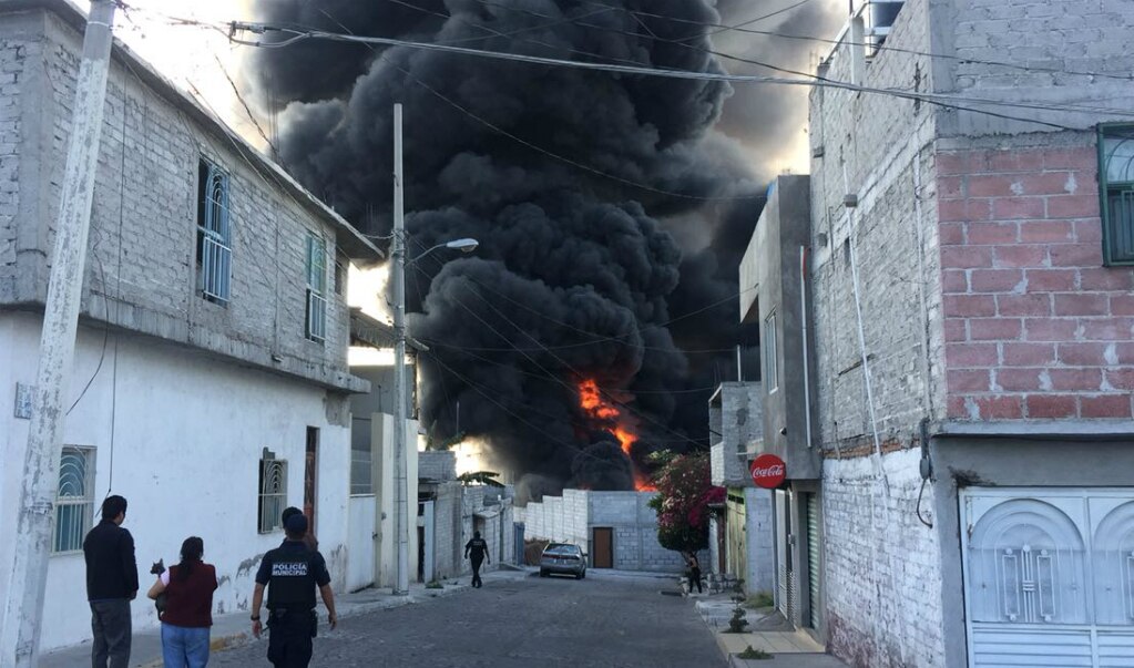 Arde bodega en Jardines del Cimatario, había contenedores de combustible