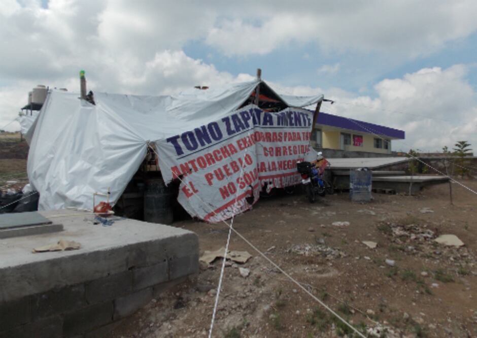 Continúan antorchistas en protesta