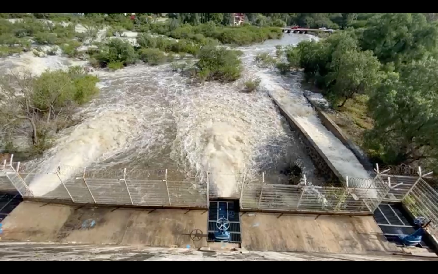 Continúan los desfogues preventivos de la presa Centenario, en Tequisquiapan: Conagua