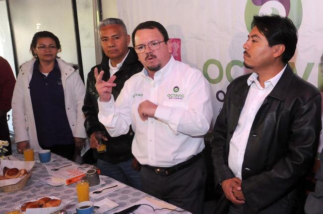 Los aspirantes que unieron proyectos junto con Ontiveros (centro) son: Carlos Soto, aspirante por el Distrito I, Ismael Arreola, por el Distrito II, Luis Felipe Campos por el Distrito III y Alberto Marroquí por el Distrito IV (RICARDO LUGO. EL UNIVERSAL)