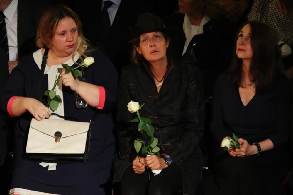 María José, Ximena y Mariana, las hijas de Cuevas, ayer en Bellas Artes (FOTOS: JUAN CARLOS REYES. EL UNIVERSAL)