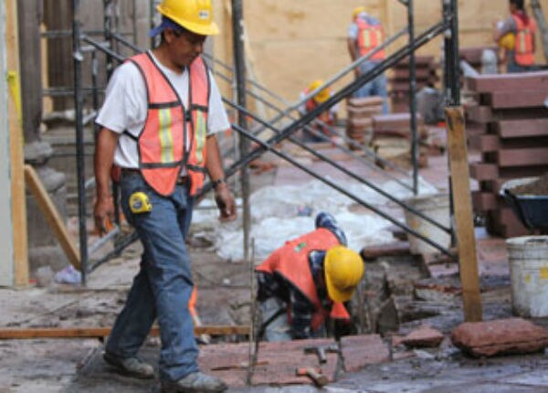Más obra pública a constructores locales