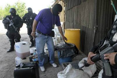 Descubren laboratorio de drogas en Amealco