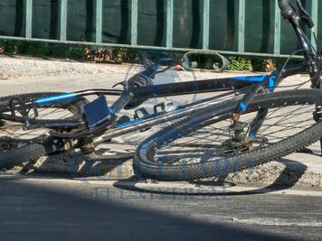 Camión suburbano arrolla a ciclista en Calzada de los Arcos