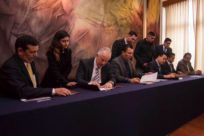 Vega firma tres convenios para capacitar a los policías 