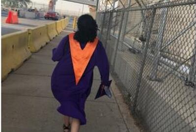Con toga y birrete, joven cruza frontera para ver a su papá deportado a México