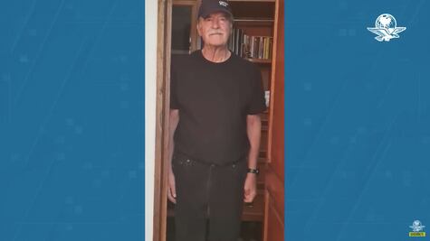 Vicente Fox sale a votar vestido de negro "por el sepelio de ya saben quién"