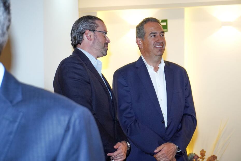 Jorge Torreslanda y Juan Carlos Alfonso, presentes en la entrega de la certificación. FOTO: ESPECIAL