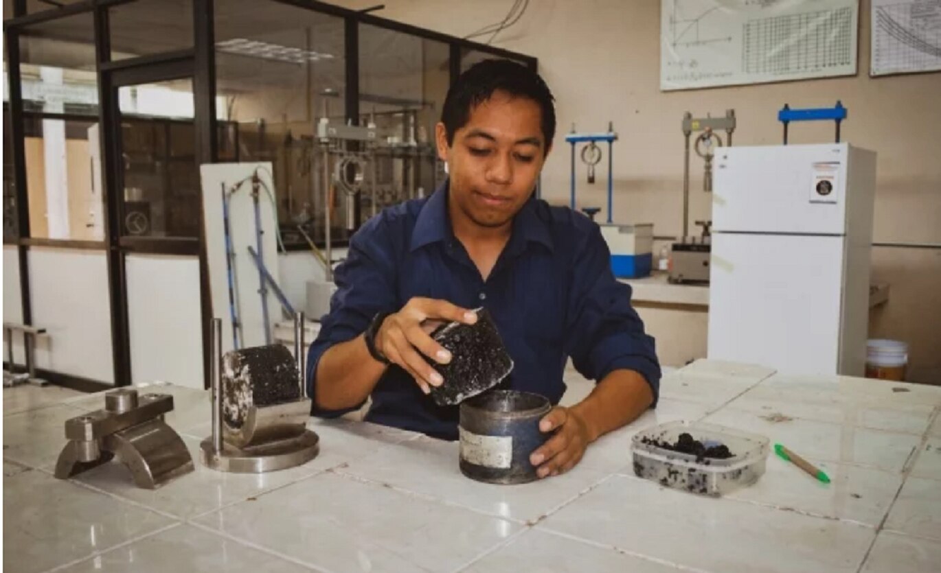 ¡Adiós a los baches! Científico mexicano crea el pavimento que se regenera solo