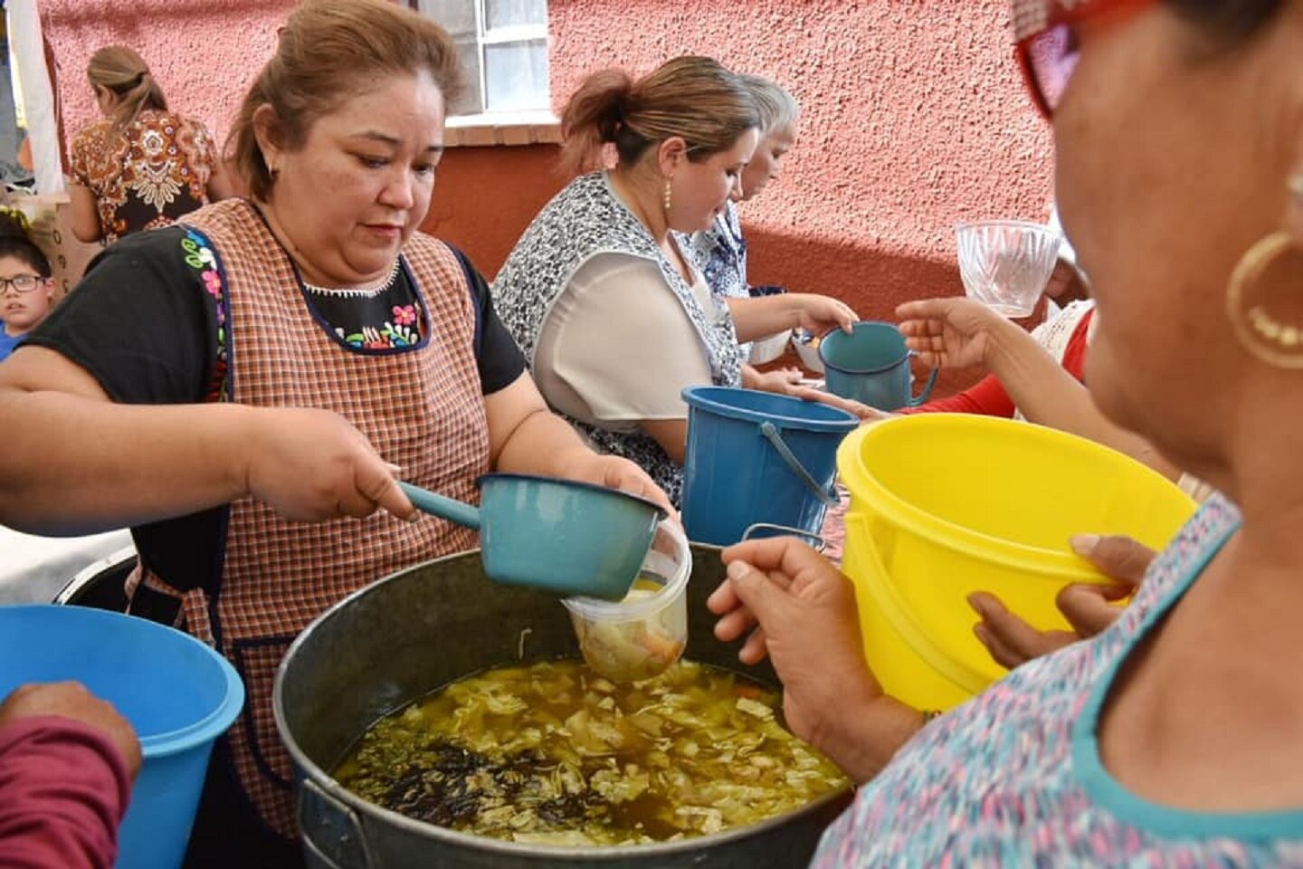 #Crónica| Vecinos sirven el tradicional caldo de buey en El Pueblito