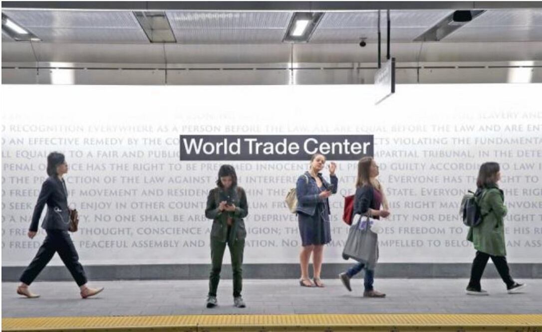 Estadounidenses esperan a que llegue el vagón en la línea Cortlandt Street, del Metro, que fue reabierta el fin de semana, tras ser destruida en el 11-S. (DREW ANGERER. AFP)