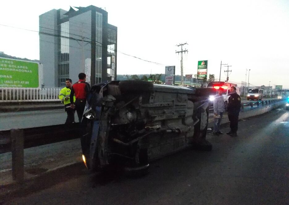 Vuelca compacto en 5 de febrero