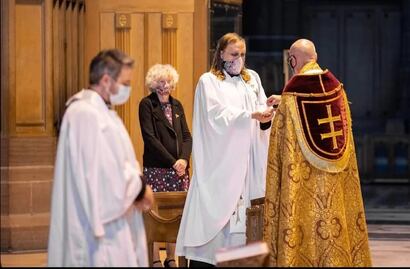 Bingo Allison, el primer sacerdote no binario ordenado en la Iglesia católica de Inglaterra