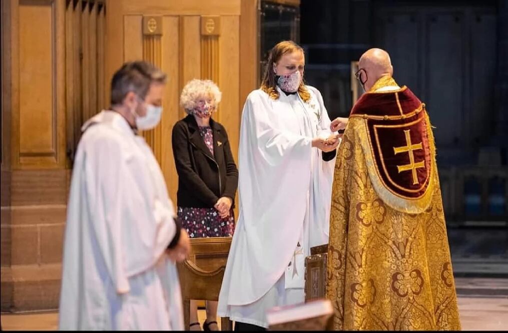 Bingo Allison, el primer sacerdote no binario ordenado en la Iglesia católica de Inglaterra