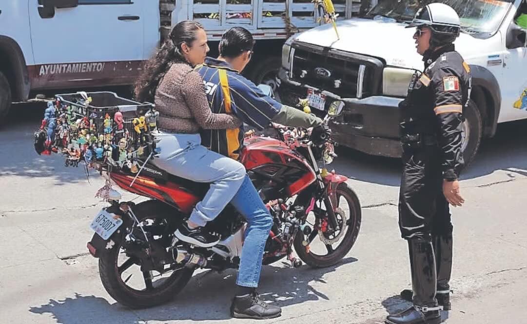 Elementos de tránsito revisan motocicletas en México. Foto: Especial