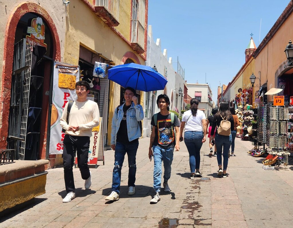Sombrillas, bermudas y helados ayudan a sobrellevar el calor en Querétaro