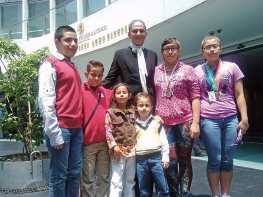 Hermanos Mejía visitan el Senado