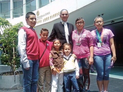 Hermanos Mejía visitan el Senado