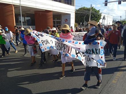 Marchan cerca de 600 contra la Ley de Aguas estatal