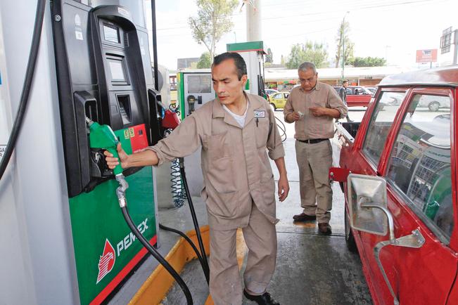 Panistas buscan en Cámara bajar precio a gasolina