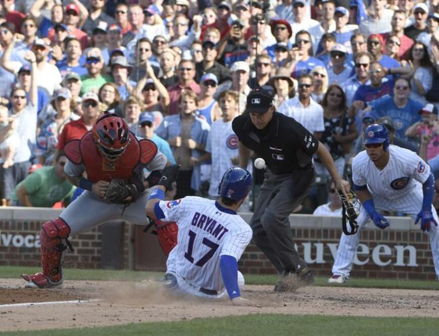 Kris Bryant anotó en el octavo tras doble de Anthony Rizzo. (DAVID BANKS. AFP)