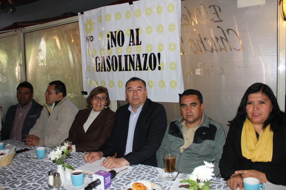 El líder estatal del PRD aseguró que se debe frenar el gasolinazo y hacer una reforma a la Reforma Energética. (ESPECIAL)