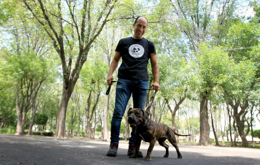 Lenin es ingeniero en sistemas, pero su pasión son los animales. Es un innato entrenador de perros.