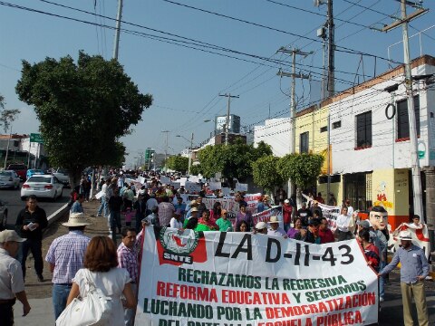 Marchan maestros en su día