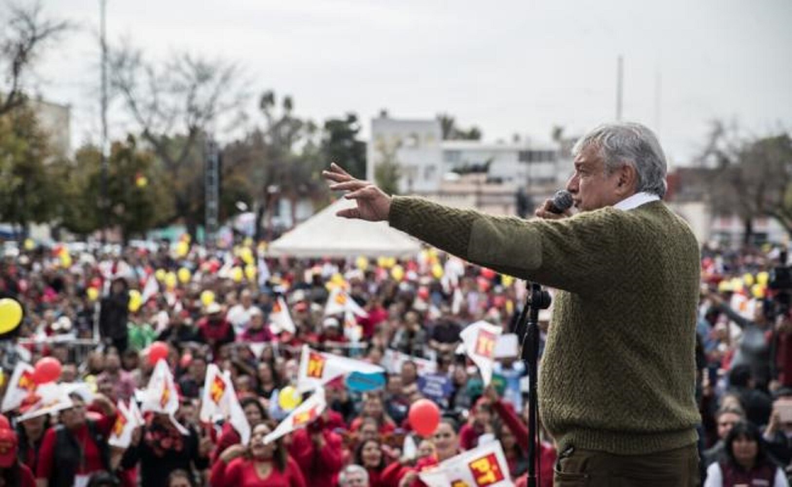 AMLO promete bajar sueldo de diputados y senadores