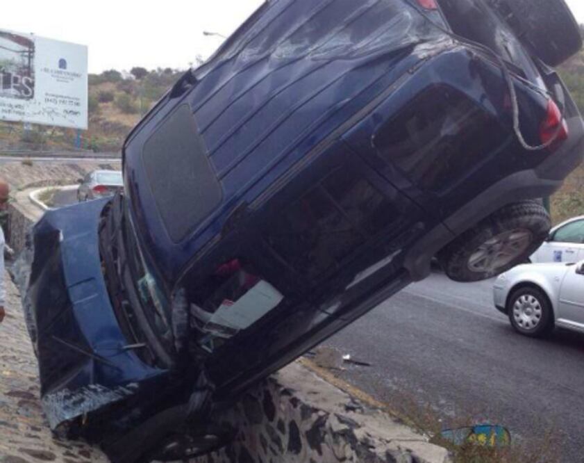 Termina camioneta en dren