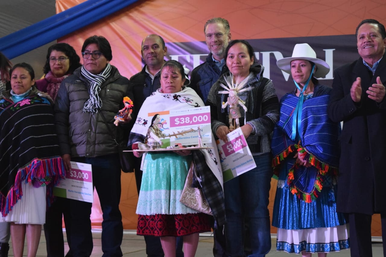 Premian artesanías queretanas