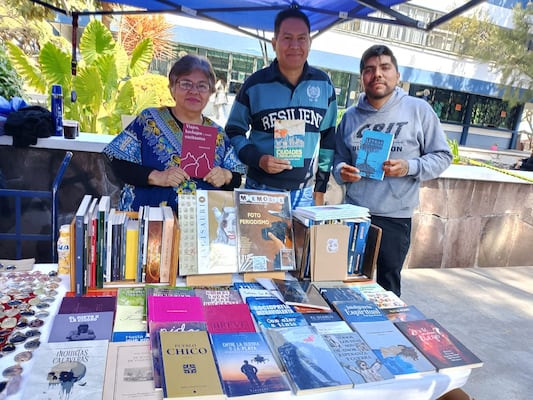 El Desvelo, Café y Libros acerca la literatura local a estudiantes de la UAQ