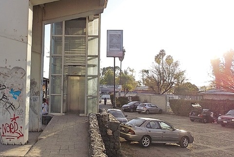  Clausuran anuncios por falta de licencia 