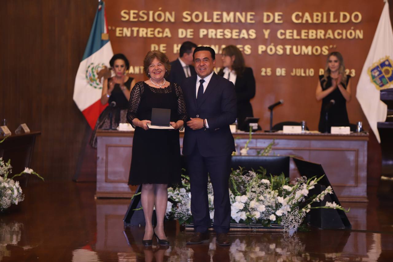 Entregan presea a Araceli Ardón, columnista de EL UNIVERSAL Querétaro