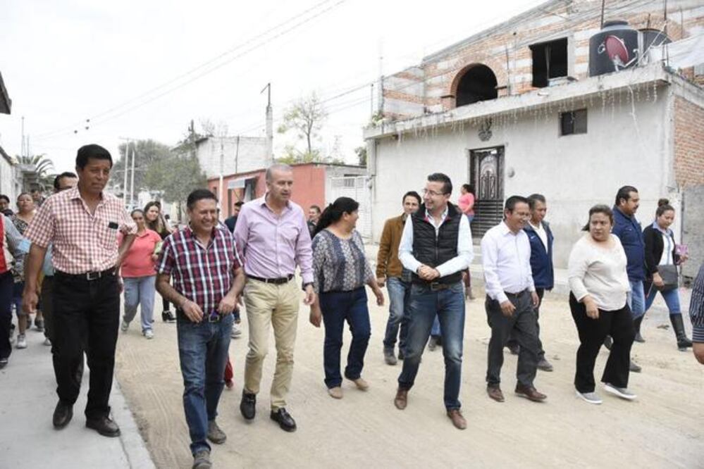 Se están construyendo banquetas, empedrado ahogado en mortero, sustitución de drenaje y cambio de tubería de agua (ESPECIAL)