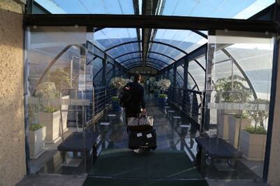 Anuncian descuentos de viaje a maestros