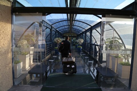 Anuncian descuentos de viaje a maestros