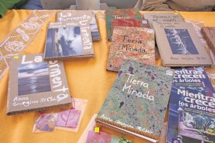 Escribe, imprime y encuaderna sus propios libros; los vende en Querétaro 