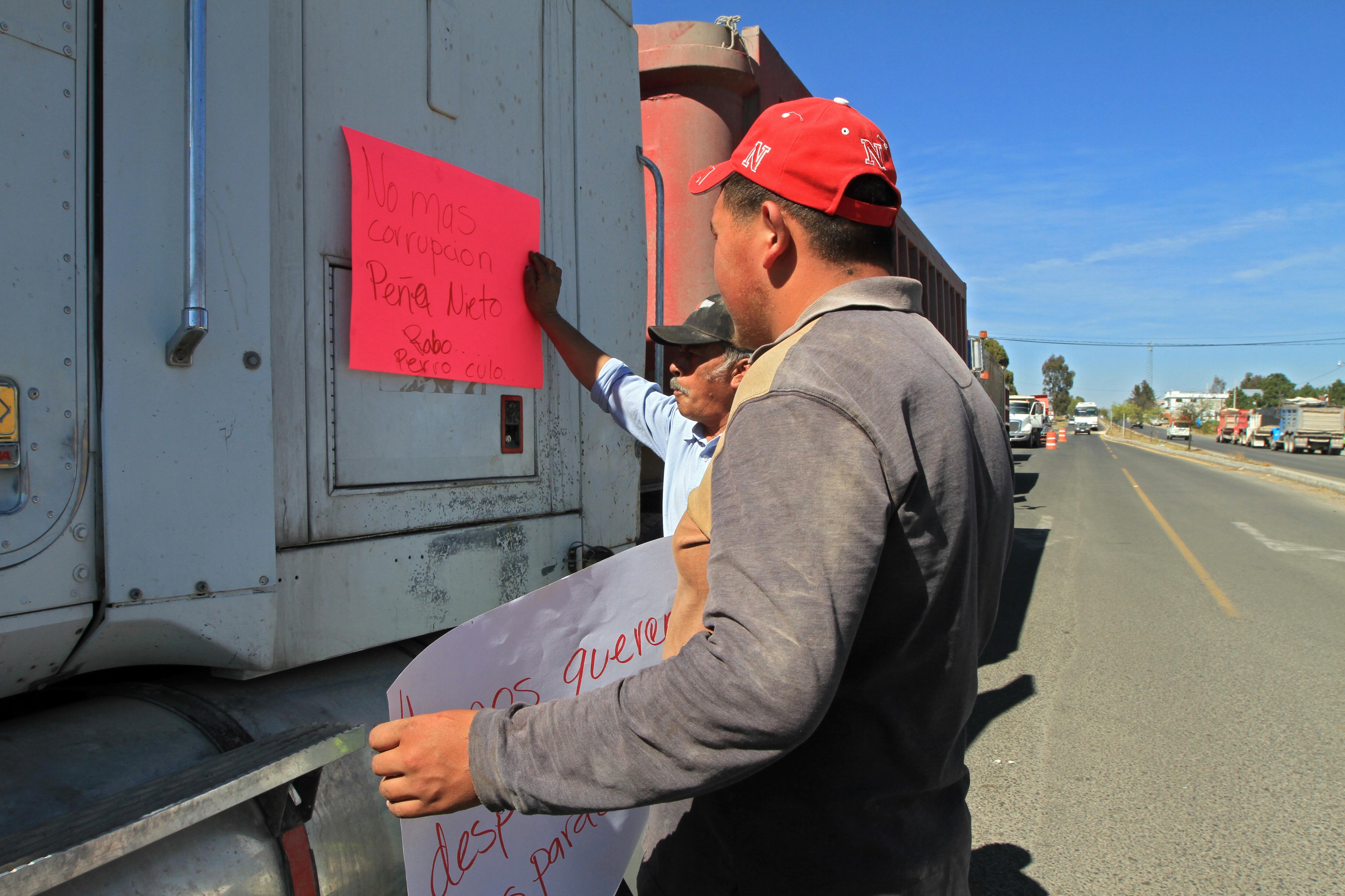 Inconformes mantienen cerradas entradas a Amealco