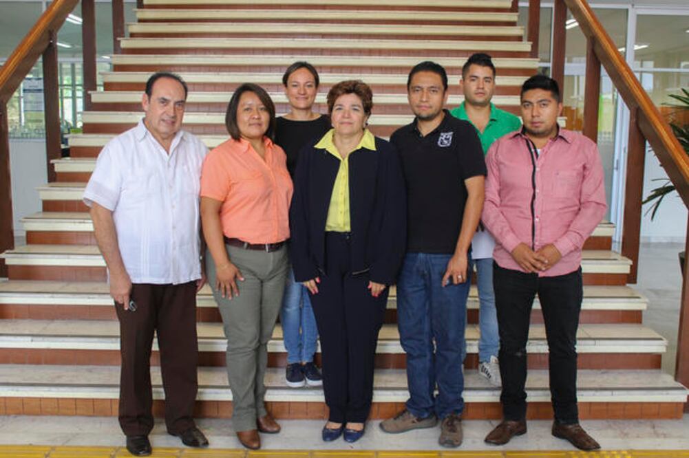 La titular de la Secretaría de la Contraloría de la UAQ, Rosalba Rodríguez, fue la encargada de tomar protesta a los integrantes del nuevo comité. (ESPECIAL)