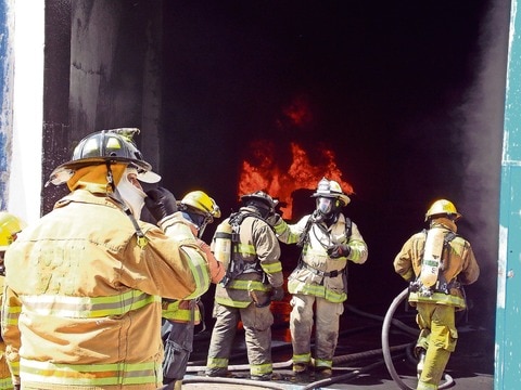 Arde bodega de plásticos