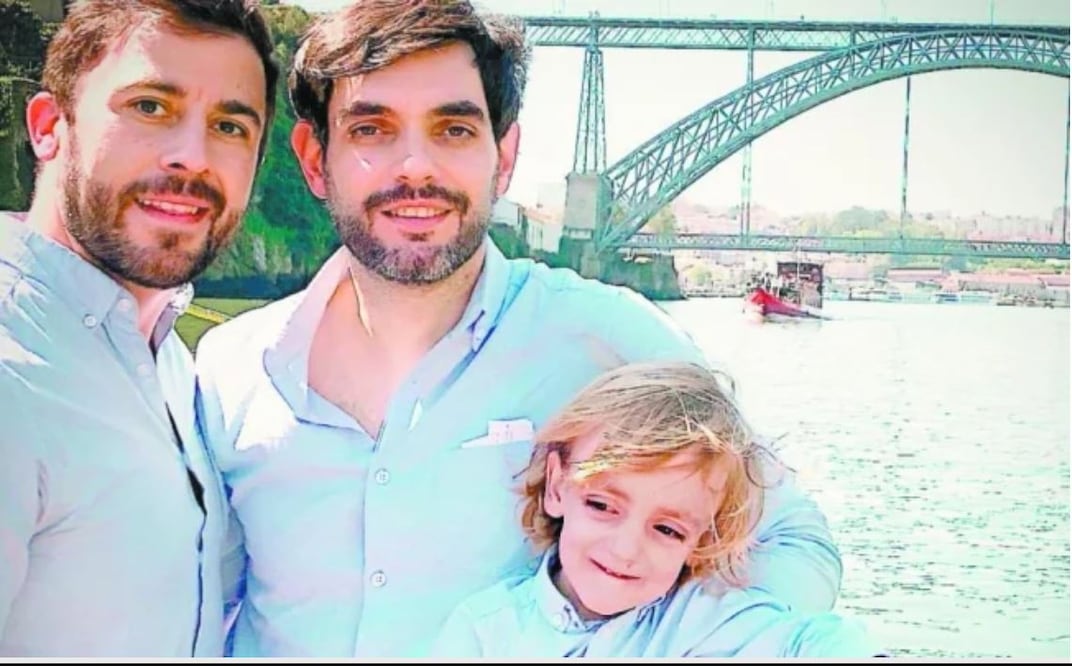 Alberto y Marcos tienen un niño que se llama Gonzalo, quien nació por un proceso de gestación subrogada. El menor sabe sus orígenes y en agosto irán a México a pasar tiempo con su mamá biológica. / CORTESÍA DE ALBERTO Y MARCOS