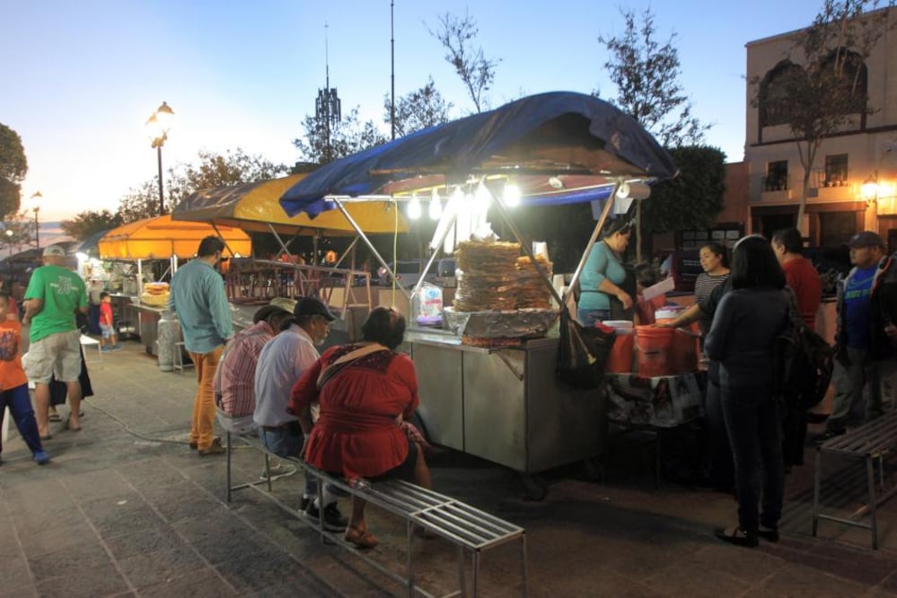 En un pequeño andador que se forma sobre la explanada del templo de La Cruz, los buñuelos son parte del mosaico de olores y sabores que ofrece esa zona del Centro Histórico