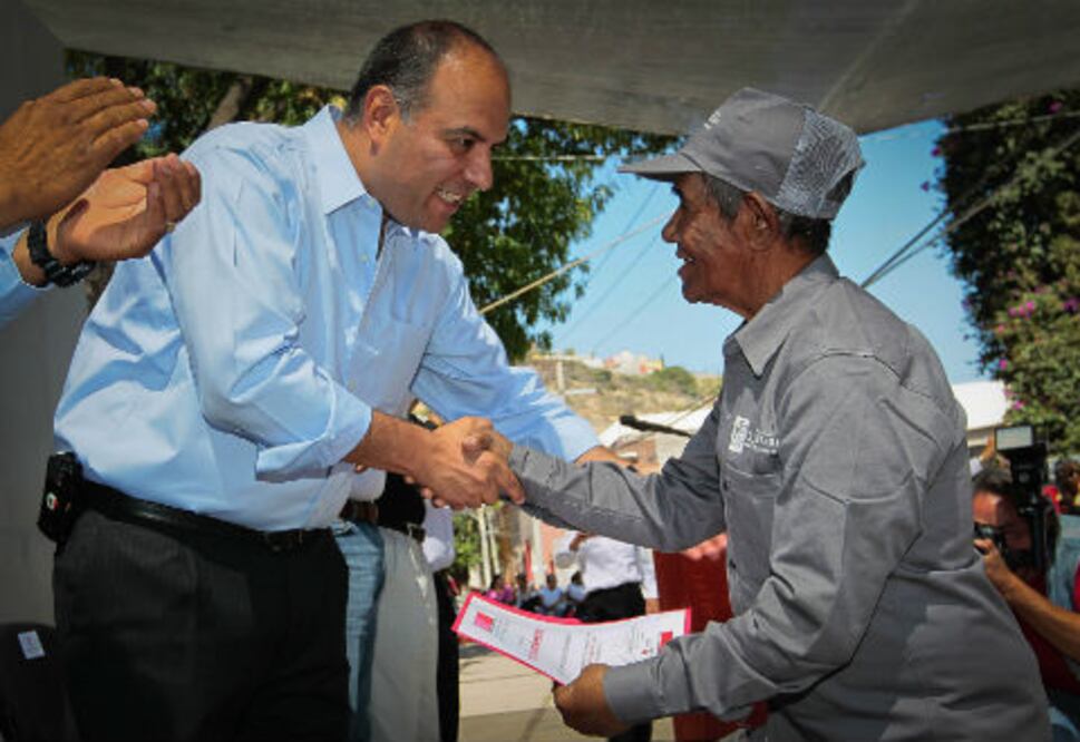 Reconoce alcalde a servidores públicos