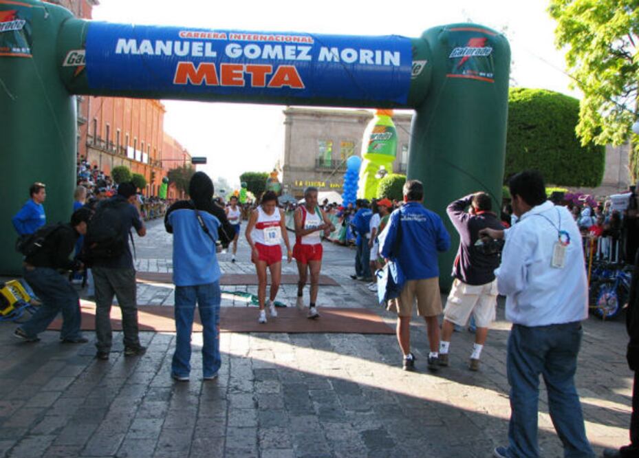 Kenianos brillan en la carrera “Gómez Morin”