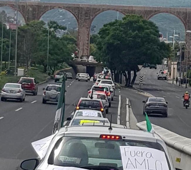 Chocan Volkswagen Passat y Smart en la caravana contra AMLO