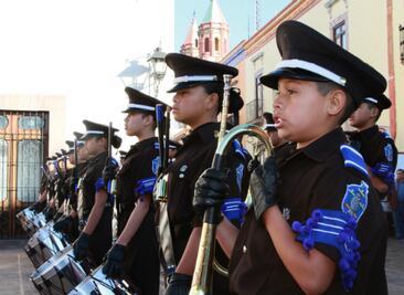 Encabeza gobernador Honores a la Bandera