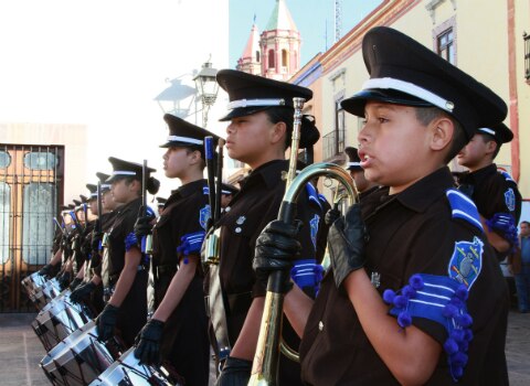 Encabeza gobernador Honores a la Bandera